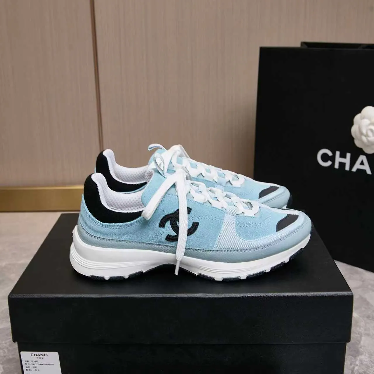 p560 Chanel Chanel - 2025 counter top casual sports shoes This classic design; the upper is embroidered with various techniques; the outsole is fashionable and sporty; the extraordinary inclusion of a variety of color matching elements... The diversified mix and match is very beautiful and versatile, casual, fashionable, sports and outdoor can be taken into account... ꫛꫀꪝ Go➫ Materials: ❶Upper made of: original imported high mercerized cow suede + imported mixed sheepskin ❷The inner lining is made of: original imported breathable mesh ❸Outsole is based on: original TPU combination outsole. Full set of boutique packaging for women 35-41 and men 38-46